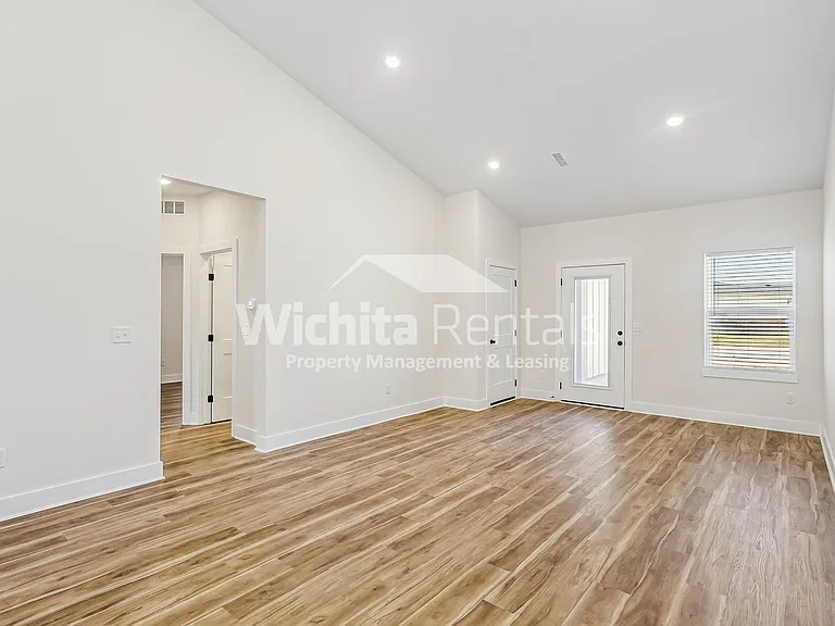 1742 - 1744 S. Hickory Creek St. — Photo 3