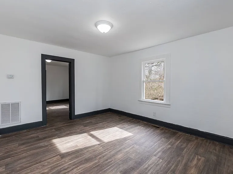 647 Arch St — Photo 5