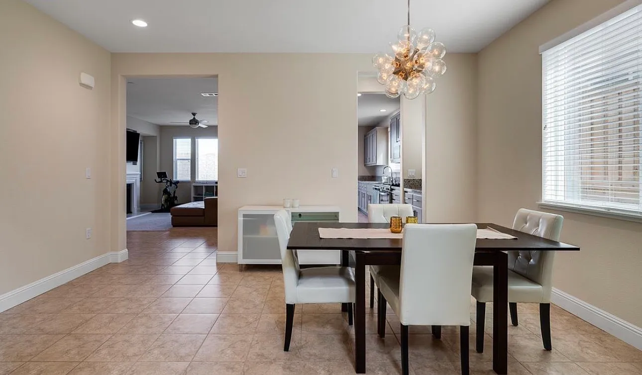 5 bed, 2800 sqft, $4,500 — Photo 1