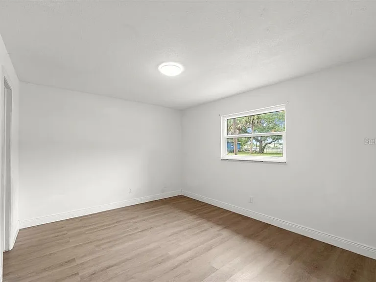 1087 Swan St — Photo 14