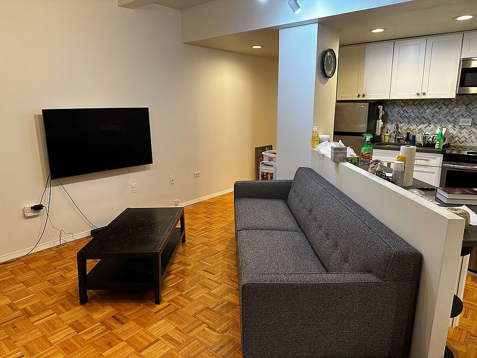 1st image of 150 W 51st St APT 1523