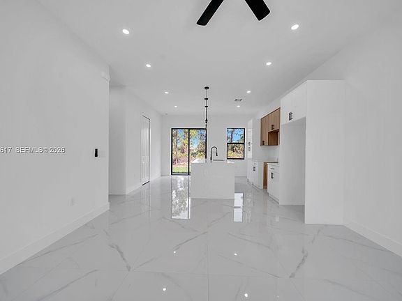 4th image of 637 Summit Ave S