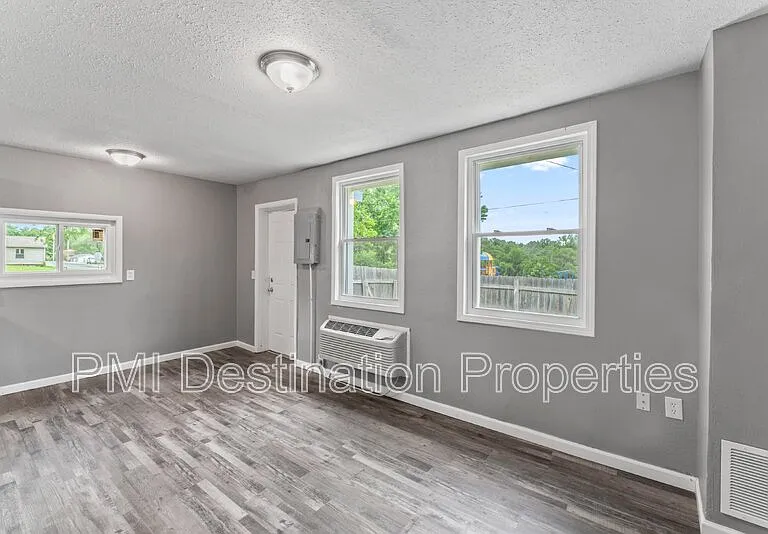 915 E Hayward Ave — Photo 4
