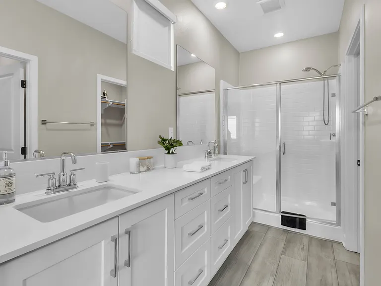Full Bathroom 1