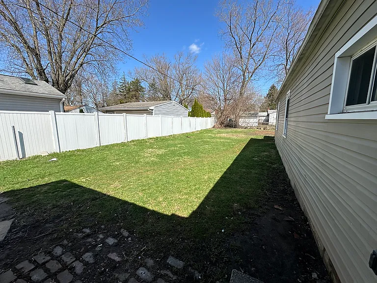 2739 Bleeker St — Photo 23