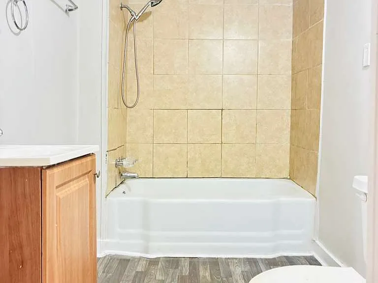 321 N Poplar St — Photo 21