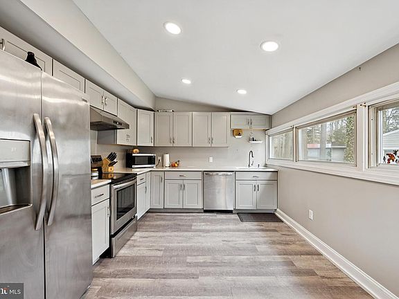 5th image of 4 Creek Ln