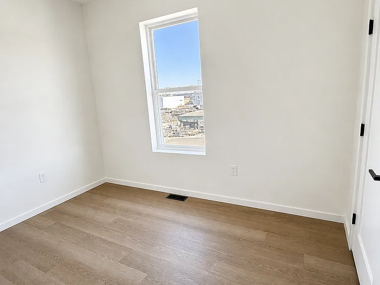 546 Saratoga St #3R — Photo 1