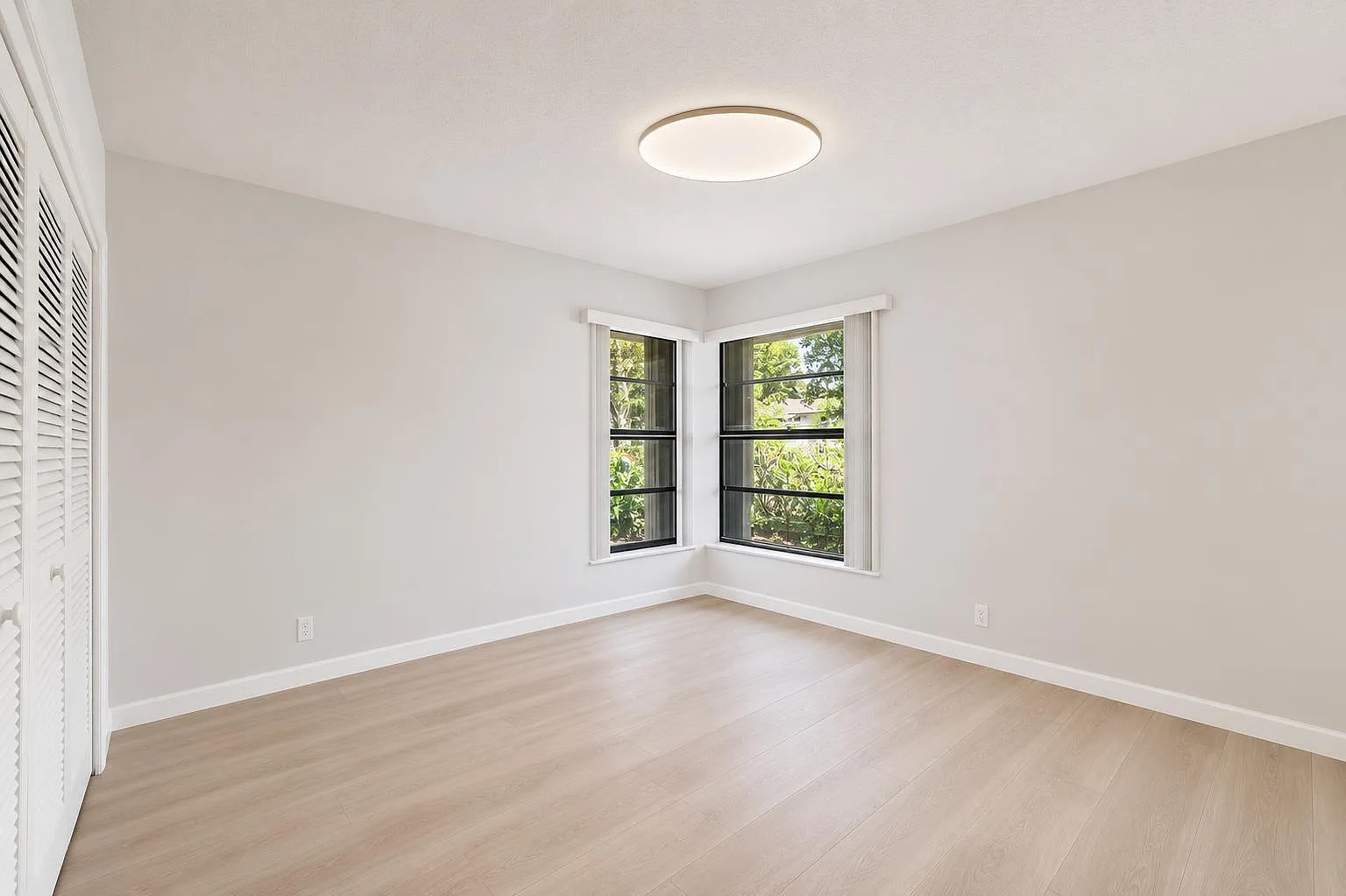 4 bed, 2.0 bath, 2484 sqft, $5,600 — Photo 2