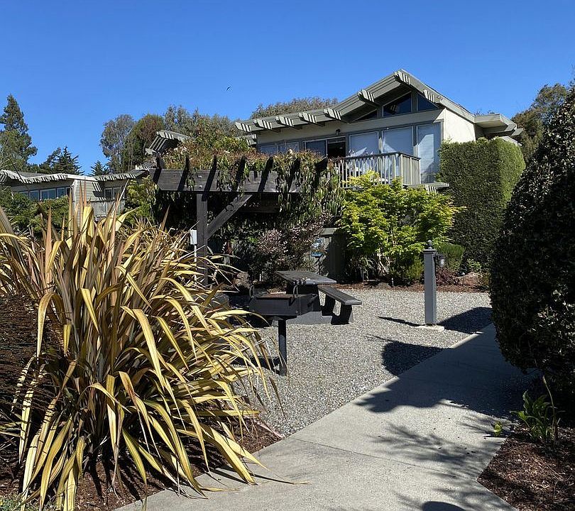 1st image of 92 Seacliff Dr