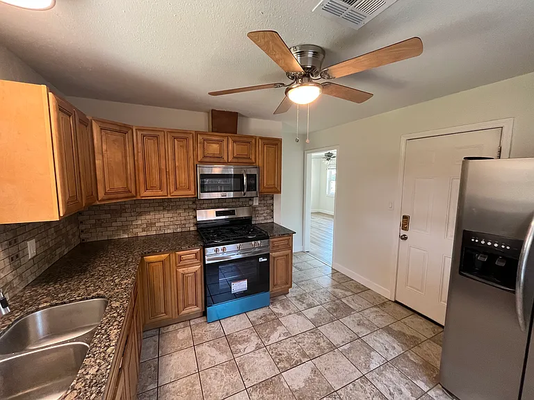 137 W Rose Dr — Photo 6