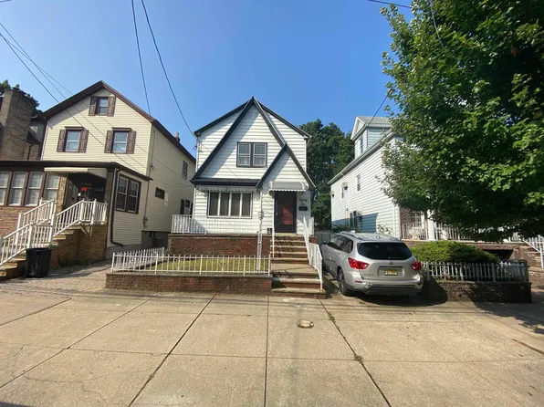 86 W 46th St, Bayonne, NJ 07002