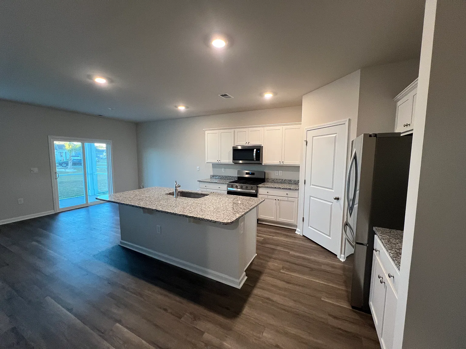 5 bed, 2721 sqft, $2,800 — Photo 2