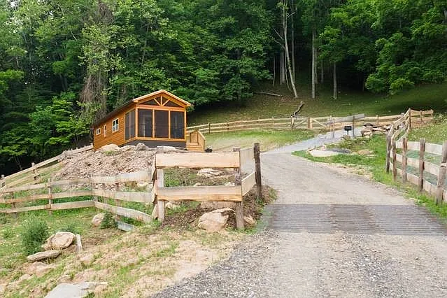 Cozy Cabin with beautiful mountain views! One bedroom, one bathroom! — Photo 2