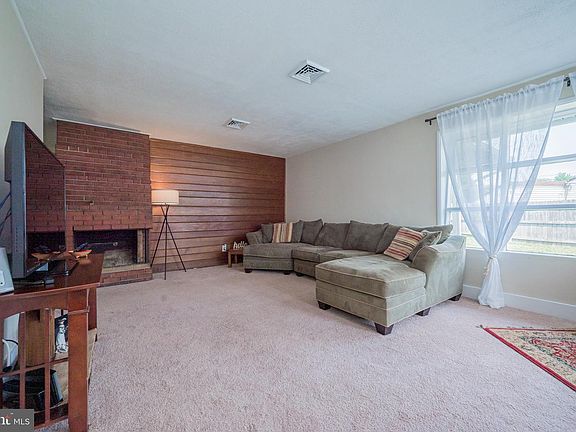3rd image of 18 Mallboro Dr