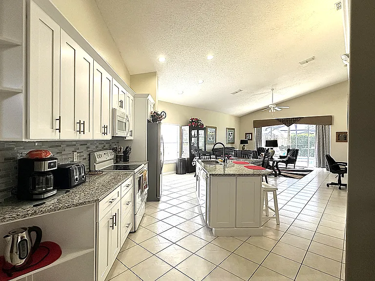 16724 Rolling Green Dr — Photo 9