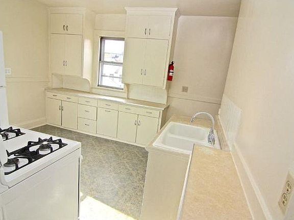 5th image of 1080 Thomas Ave #2