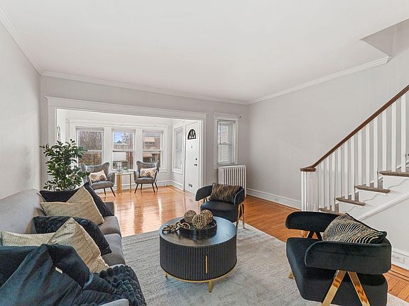 5th image of 471 Pleasant St