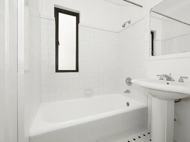 2275 Broadway — Photo 33