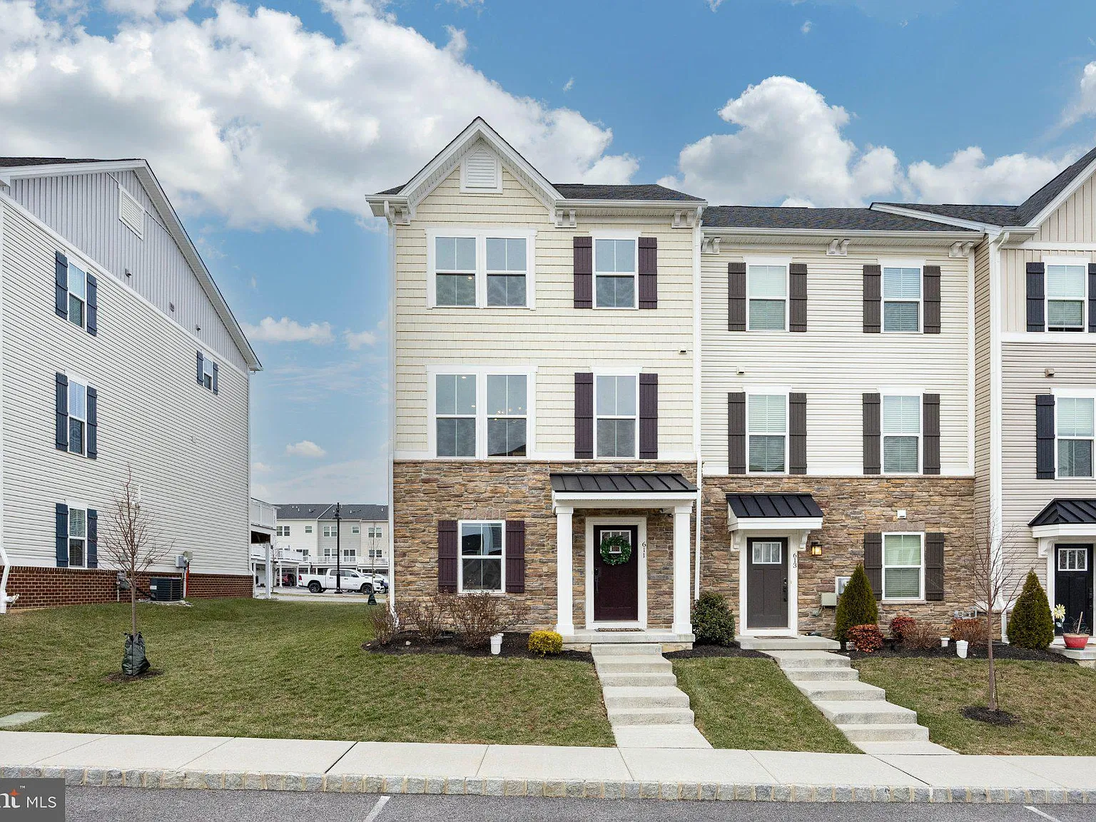 3 bed, 3.5 bath, 2020 sqft, $3,500 — Photo 1
