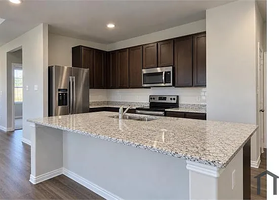 5 bed, 2435 sqft, $4,000 — Photo 2