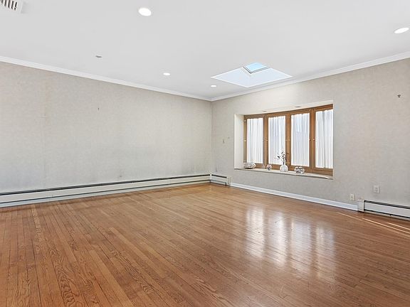 5th image of 336 Lagoon Dr W