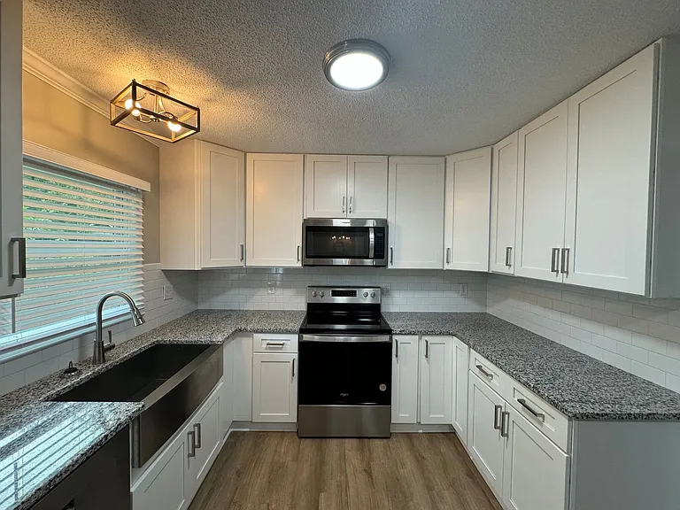 2434 Oxford Dr — Photo 11
