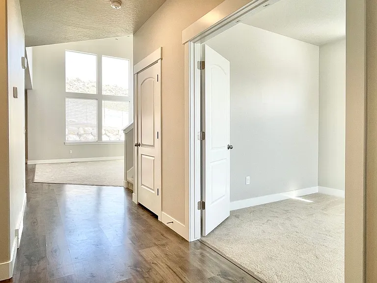 446 N Hillview Dr — Photo 3