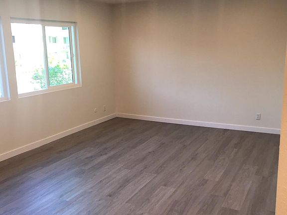 3rd image of 13160 Victory Blvd #110