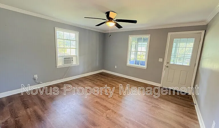 223 Waddell St — Photo 4