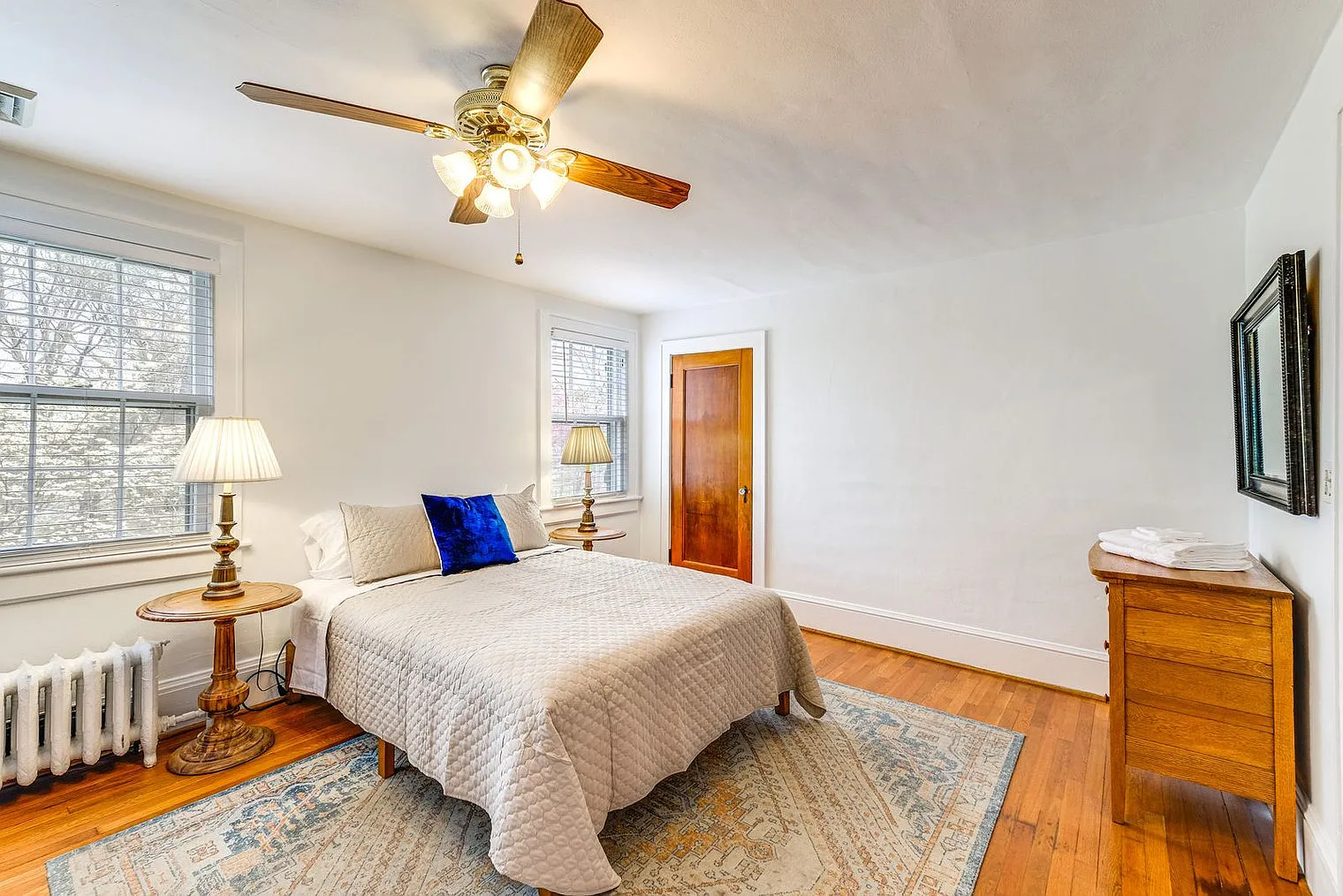 3 bed, 1.0 bath, 1915 sqft, $2,871 — Photo 3