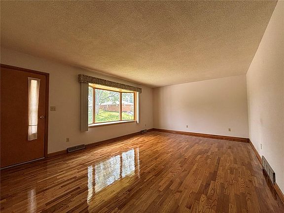 4th image of 1310 Safari Dr