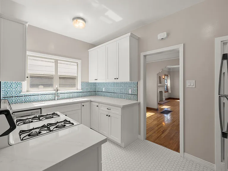 1136 Bennett Ave — Photo 18