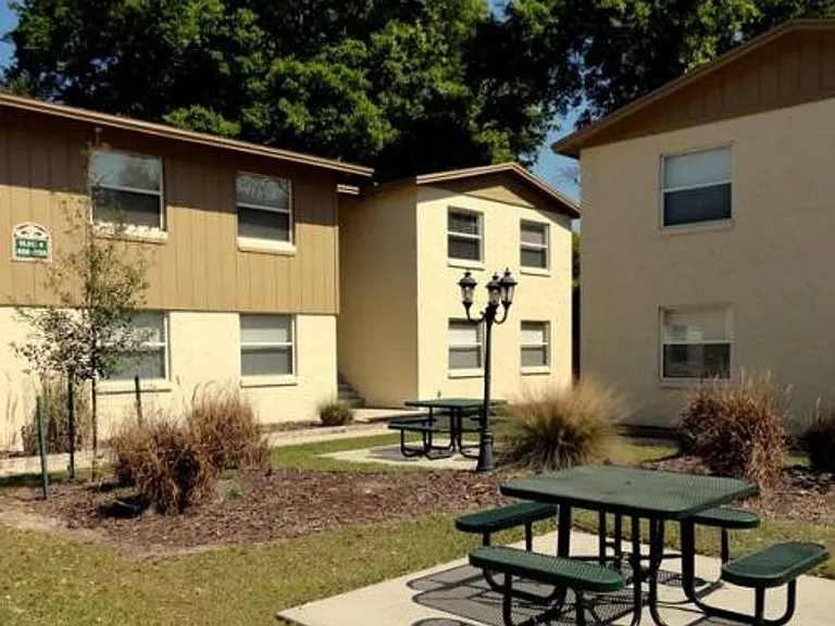Castille Court Apartments — Photo 19