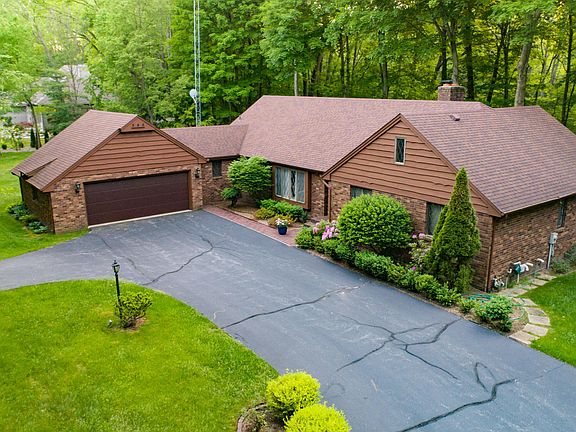 4th image of 1025 Point O Woods Dr