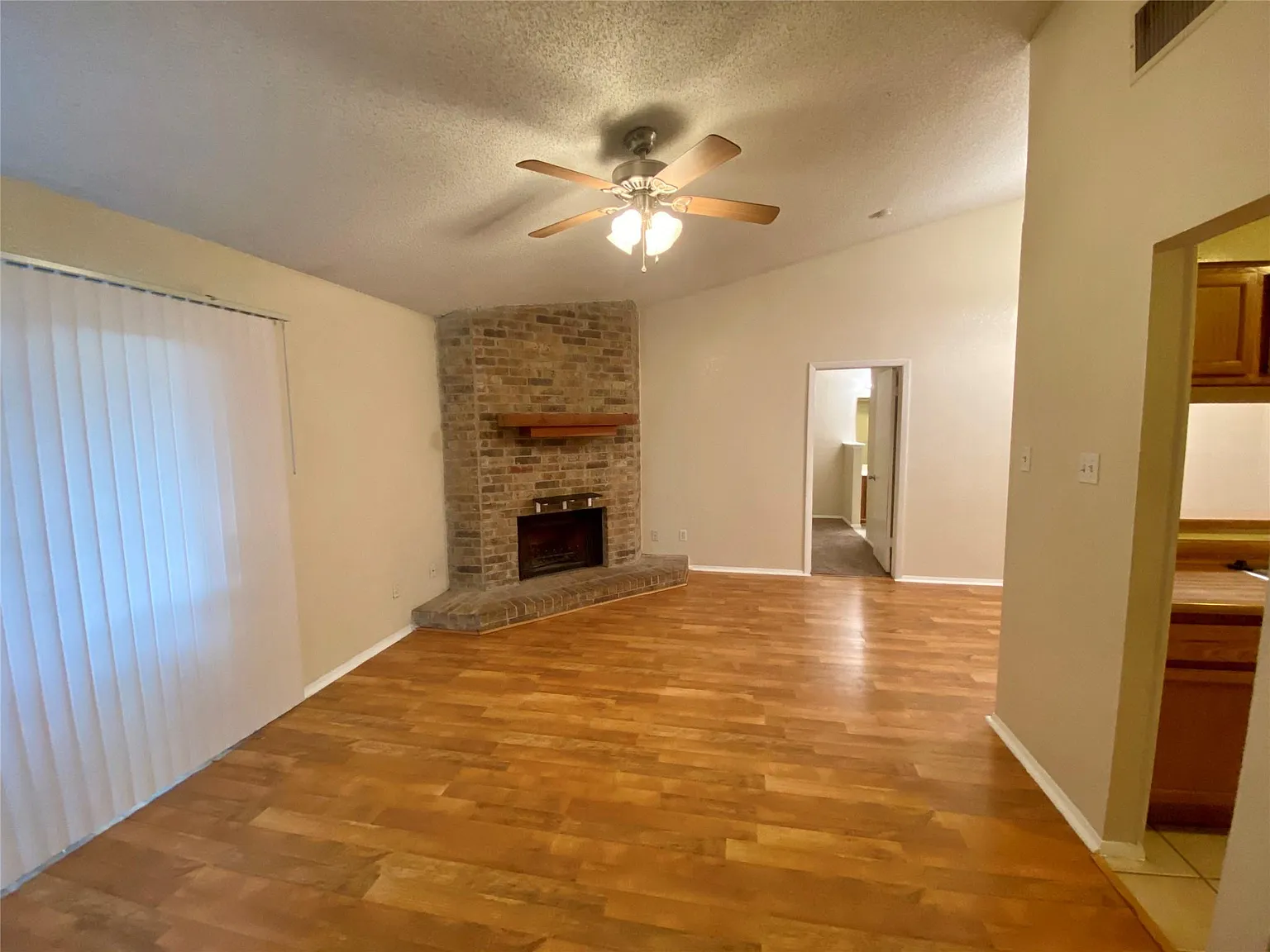 2 bed, 2.0 bath, 889 sqft, $1,395 — Photo 2