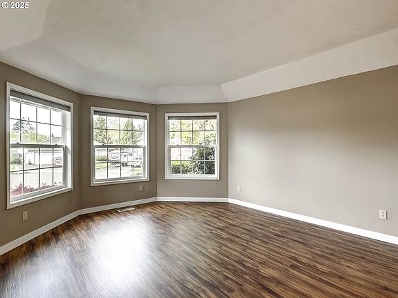 5th image of 374 NE 15th Ct