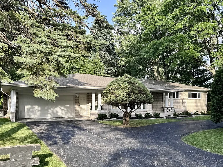 17 Avonwood Blvd — Photo 1