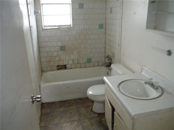 4th image of 1909-11 Charleston Dr