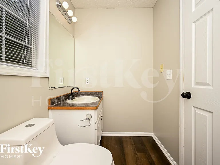 724 Westbury Dr — Photo 17