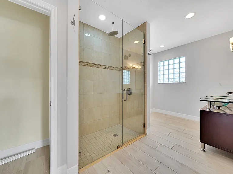 2388 E Edgewater Dr — Photo 17