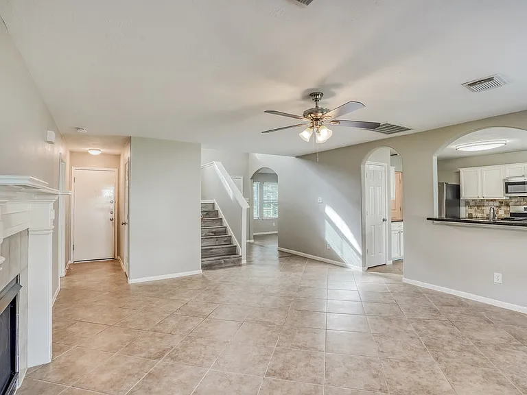 2427 Ranch Hollow Ct — Photo 4