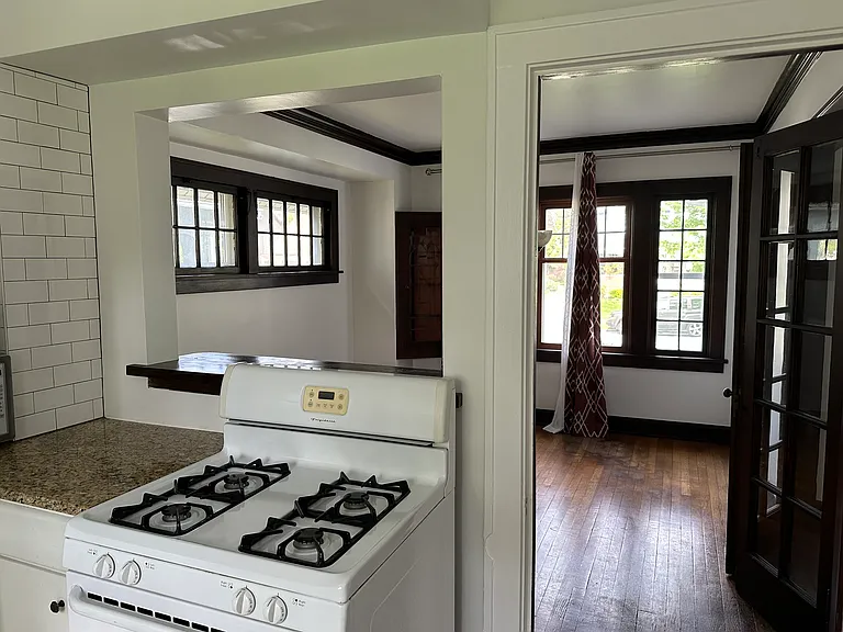 1634 Chesterland Ave — Photo 9