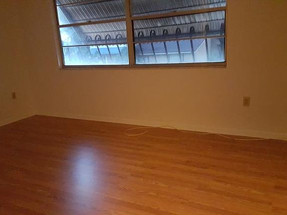 3rd image of 2067 Loma Linda Way N