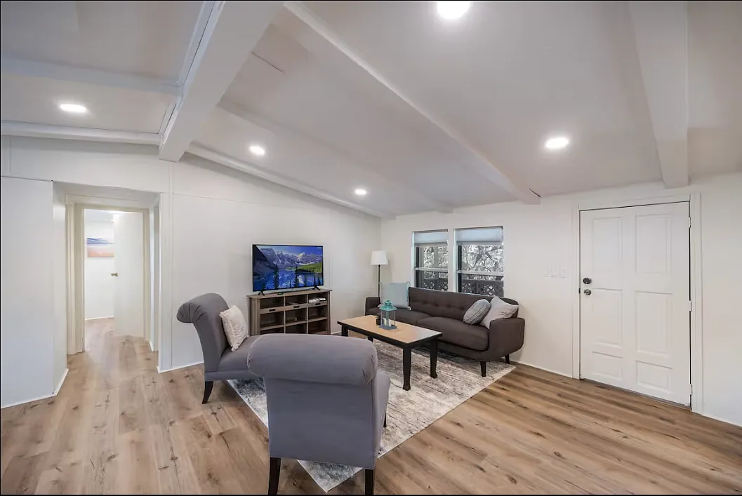 3 bed, 1200 sqft, $1,890 — Photo 2