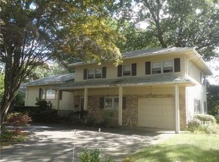 90 Summit Dr, Cranston, RI 02920