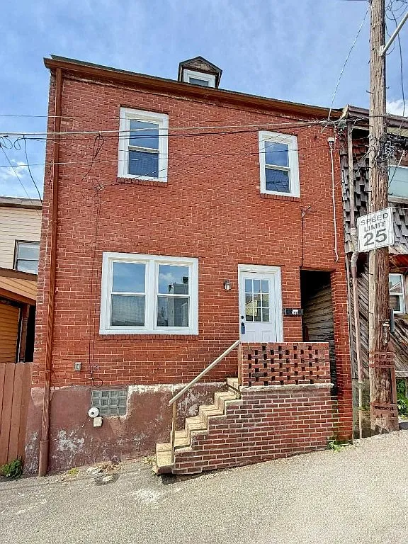 437 Sapphire Way photo 1