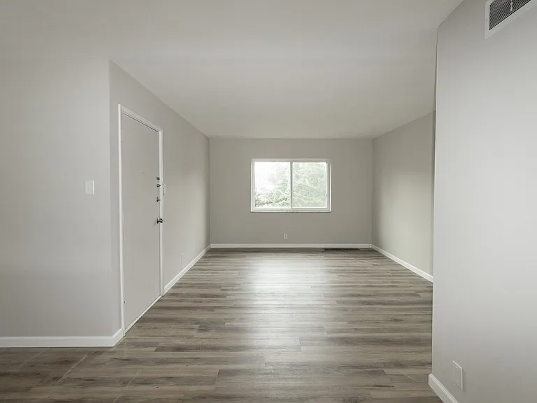 1724 E Broadway — Photo 15