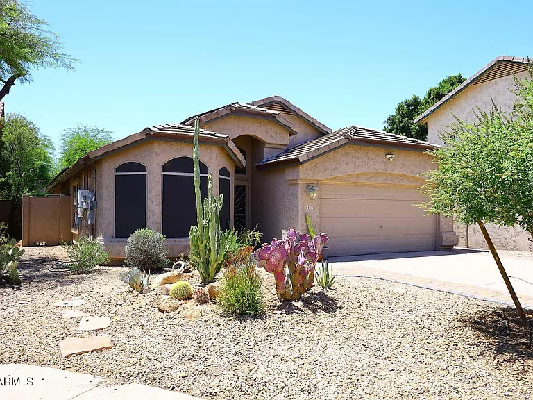 4517 E Melinda Ln — Photo 2