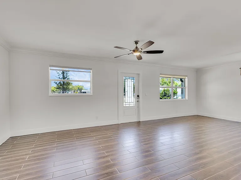 204 W Whitney Dr — Photo 7